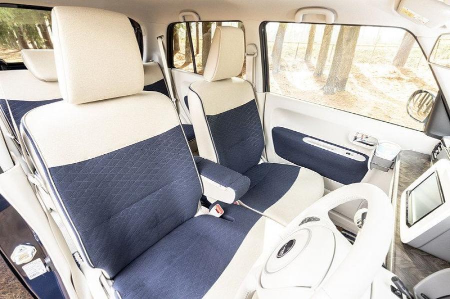 Интерьер Suzuki Alto Lapin Mode 2018 года  (фото 9 из 22)